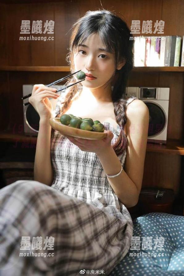 91吃瓜苹果版：听说某明星为了减肥竟然在流水线上吃青菜，哈哈哈！