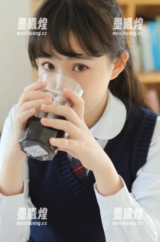 hlw发布新奇灵感：洗澡时可以吃西瓜吗？我的思绪飞到了热带海岛。