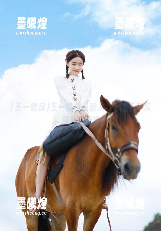 五一吃瓜最新入口，蹲下等瓜，瓜从天而降！