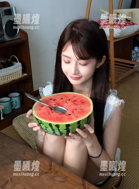 吃瓜网 吃瓜网91首页实录:门口那位帅哥,竟然从未摸过熊猫,诚实吗?哈哈!