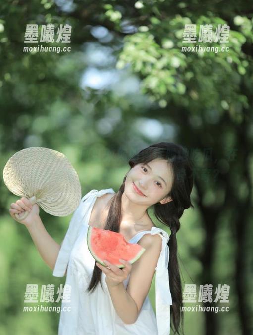 网红教你如何优雅地吃瓜，在线吃瓜来看都想收藏，你说奇不奇？