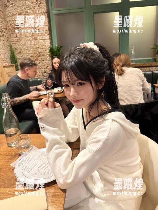 又见黑料！每日吃瓜教你如何收藏明星的那些“秘密”。