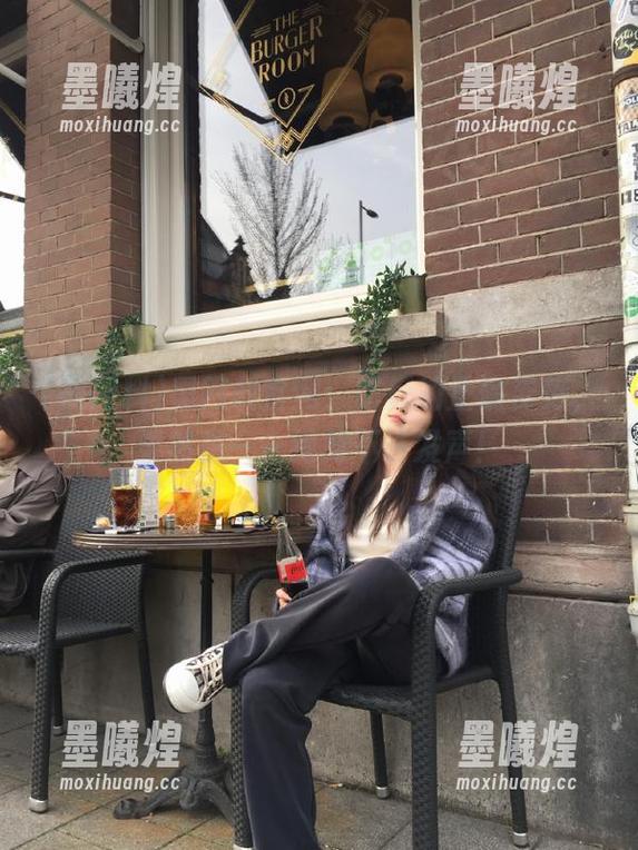 黑网料官网：吃瓜的正确姿势，果然是——绝对不许发声！